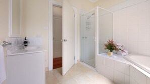 Dusche, Whirlpool, Haartrockner, Handtücher