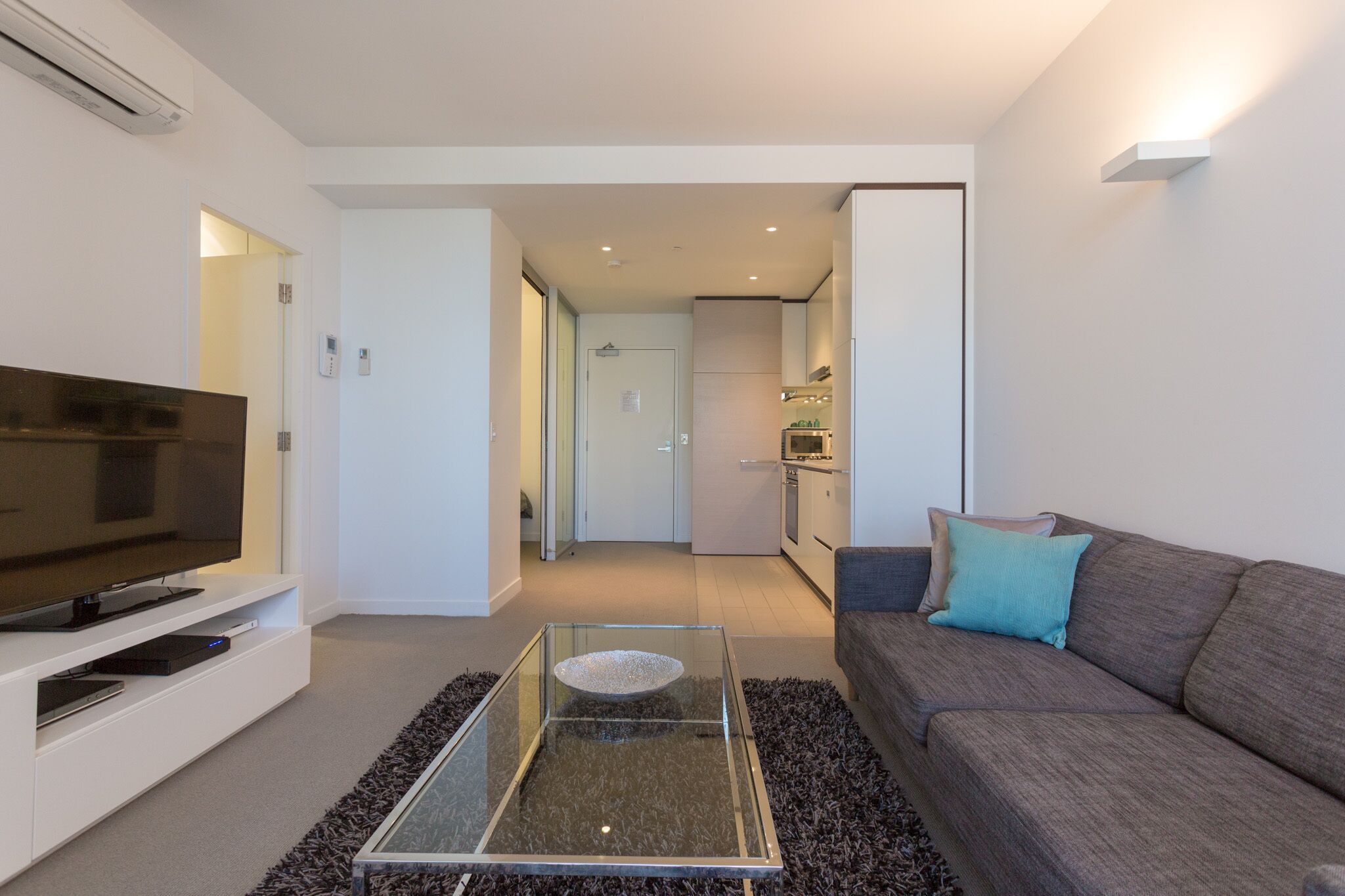 Wyndel Apartments Large One Bedroom apartment Balcony/gym  (Long term rate)