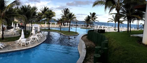 Una piscina al aire libre, una piscina climatizada