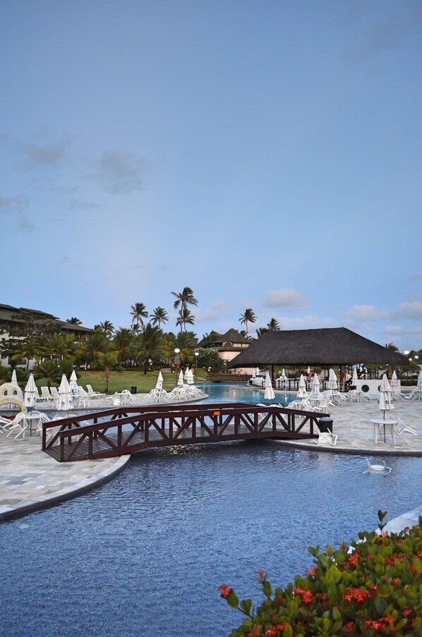 Utomhuspool och uppvärmd pool