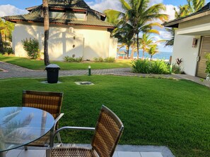 Outdoor dining - Luxury Bungalow at Beach Class Resort Muro Alto FOR RENT (Porto de Galinhas)