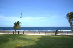 Na praia, espreguiçadeiras 