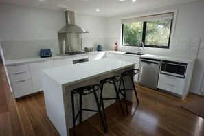Fridge, microwave, oven, stovetop - Hemley House - Three Bedroom, 2 bathroom House Halls gap (Halls Gap)