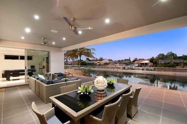 Outdoor dining - Waterfront Splendour – Elite Holiday Homes (Gold Coast)