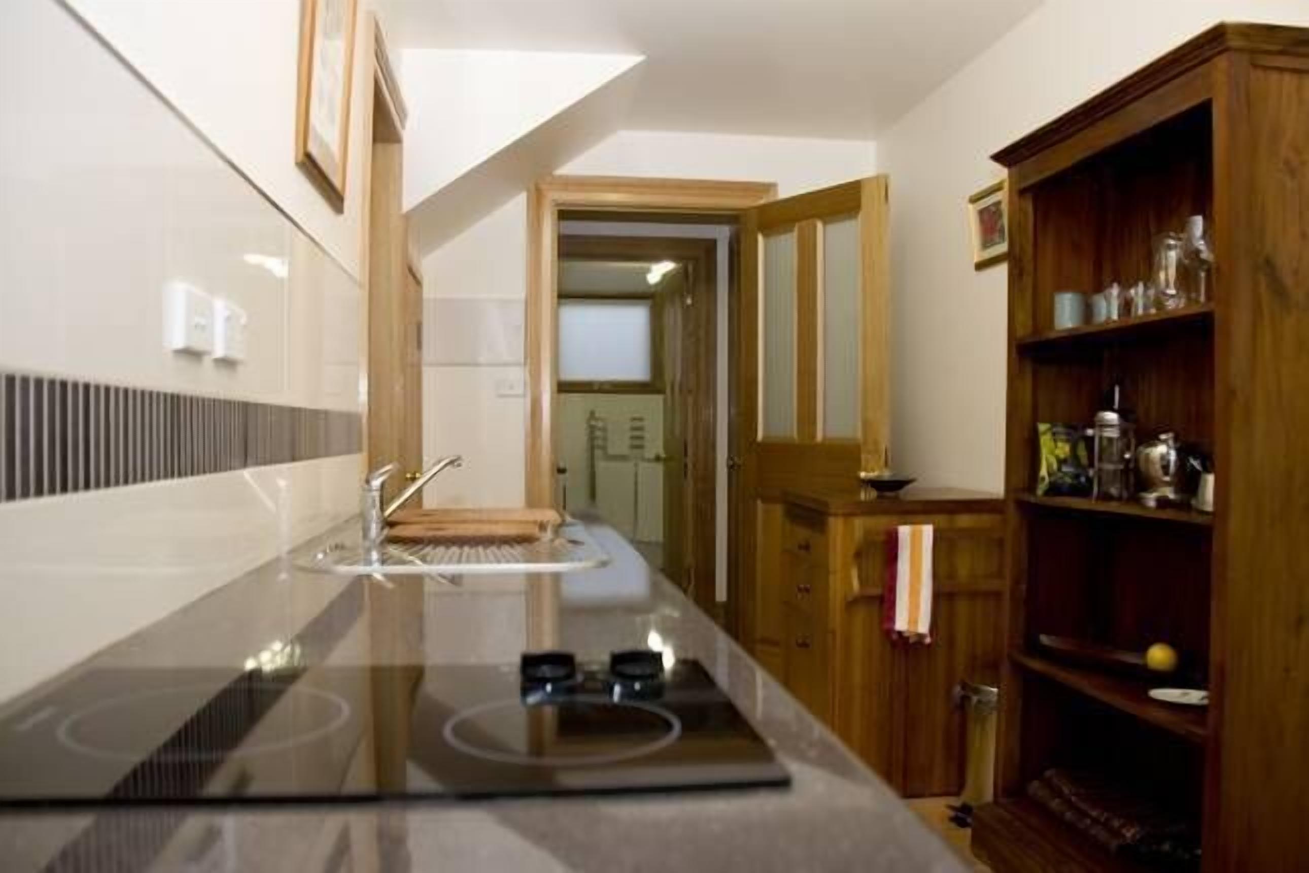 Self-contained apartment adjacent to bushland reserve close to Hobart city — image 2