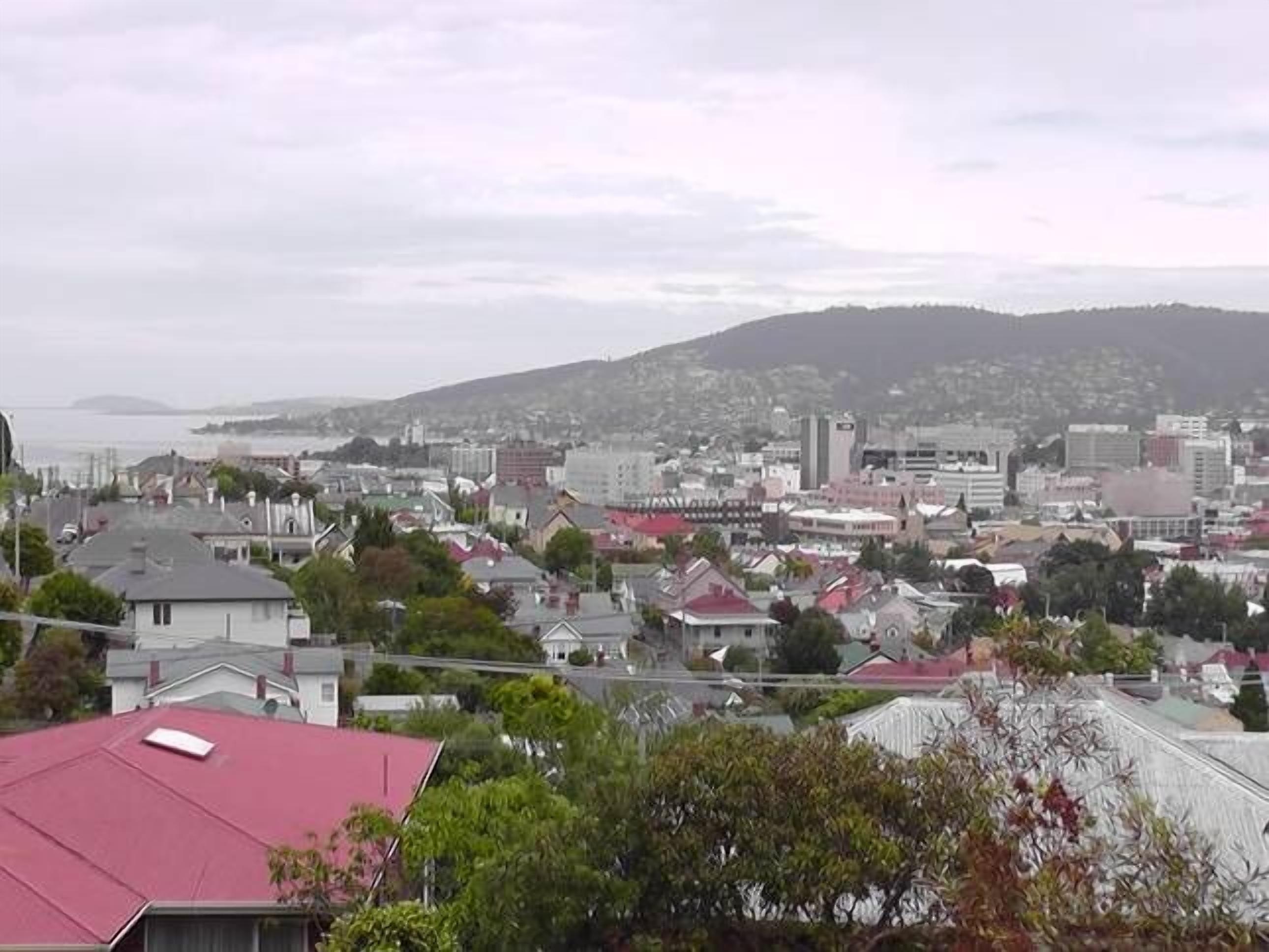 Self-contained apartment adjacent to bushland reserve close to Hobart city — image 4