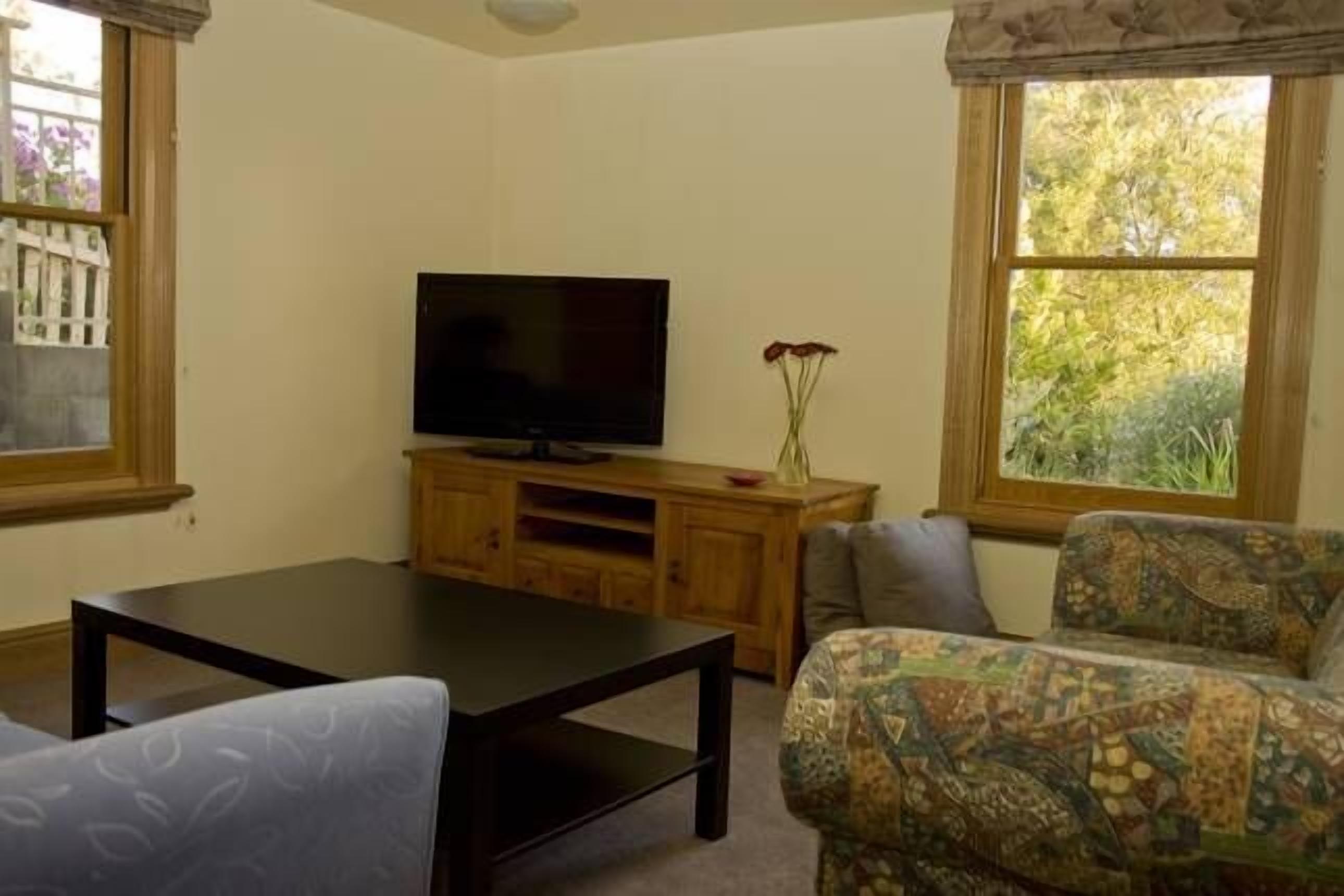 Self-contained apartment adjacent to bushland reserve close to Hobart city — image 7