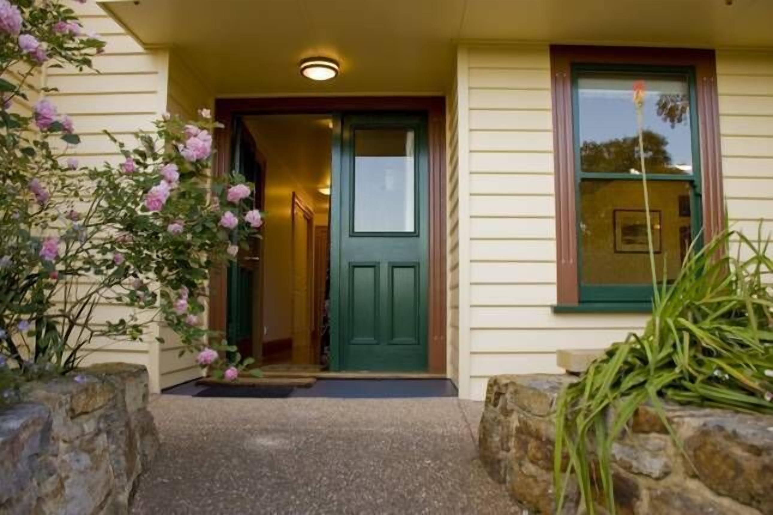 Self-contained apartment adjacent to bushland reserve close to Hobart city — image 10