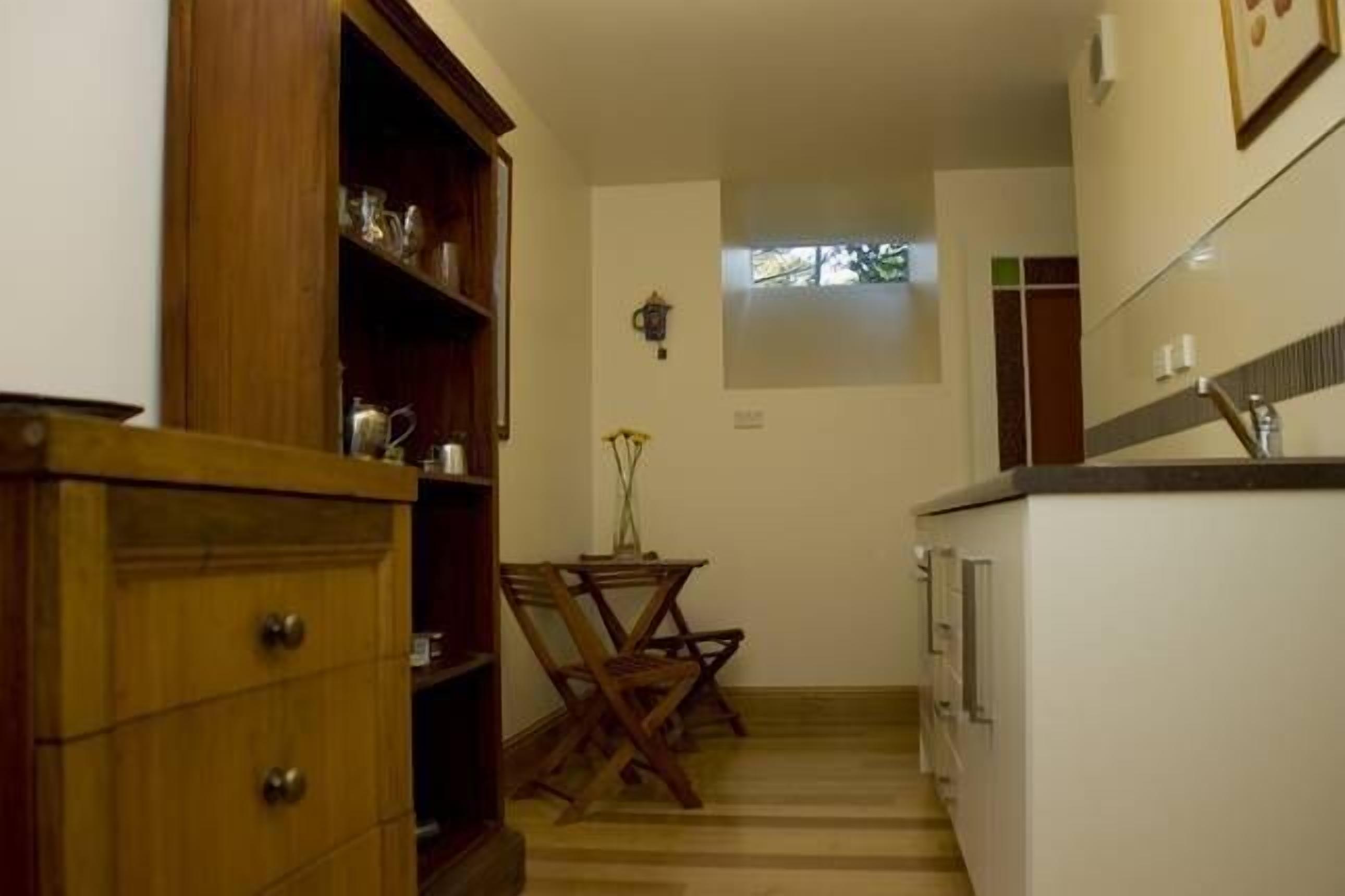 Self-contained apartment adjacent to bushland reserve close to Hobart city — image 9