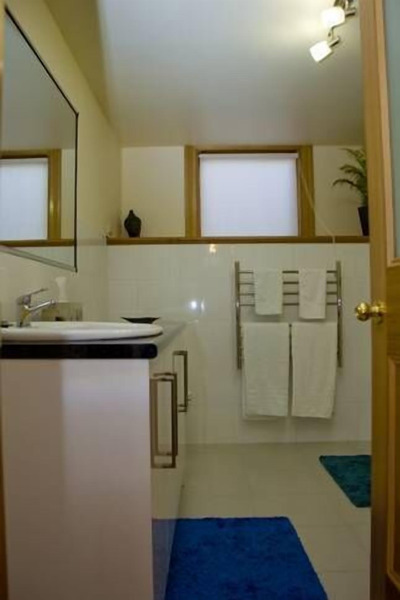 Self-contained apartment adjacent to bushland reserve close to Hobart city — image 6