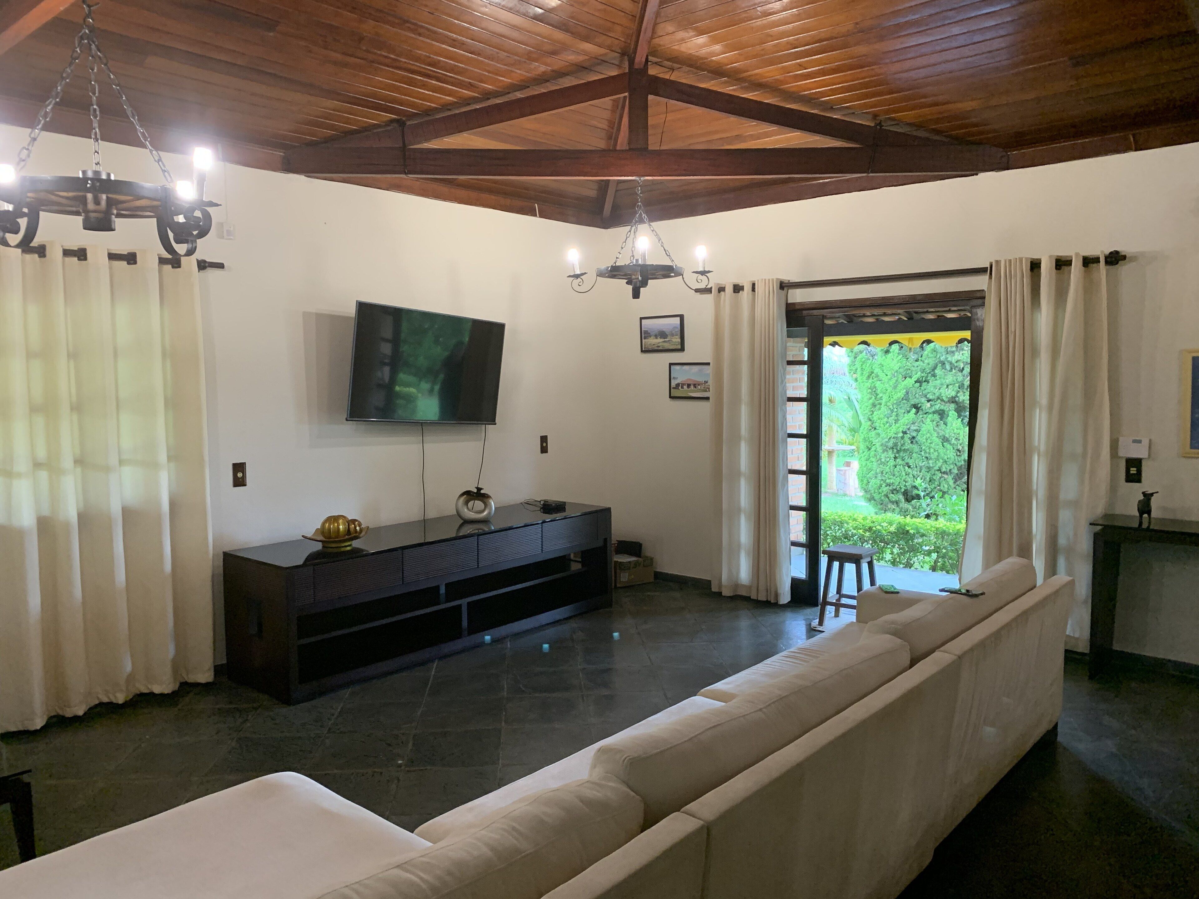 Tv, tv-spel, bordsfotboll och ett bordtennisbord