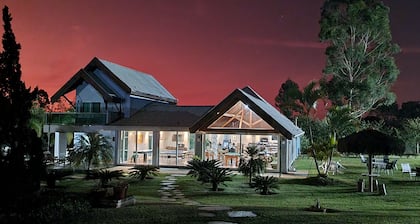 MARAVILLOSO PAISAJE NATURAL DE UNA HERMOSA CASA DE