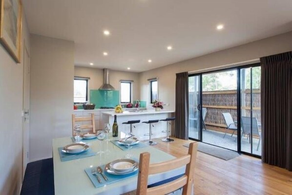 Dining - The Getaway Suite At Waters Edge  (Mount Martha)