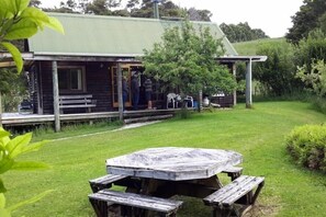 Outdoor dining - Ruru Cottage - cosy native forest hideaway (Pakawau Beach)