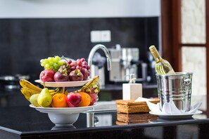 Micro-ondes, cafetière/bouilloire, chaise haute