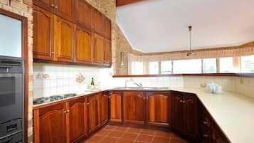 Un four, congélateur