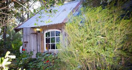 Red Tractor Retreat - Country-style 3 bdrm cottage plus 2 studio rooms with pool and breakfast basket