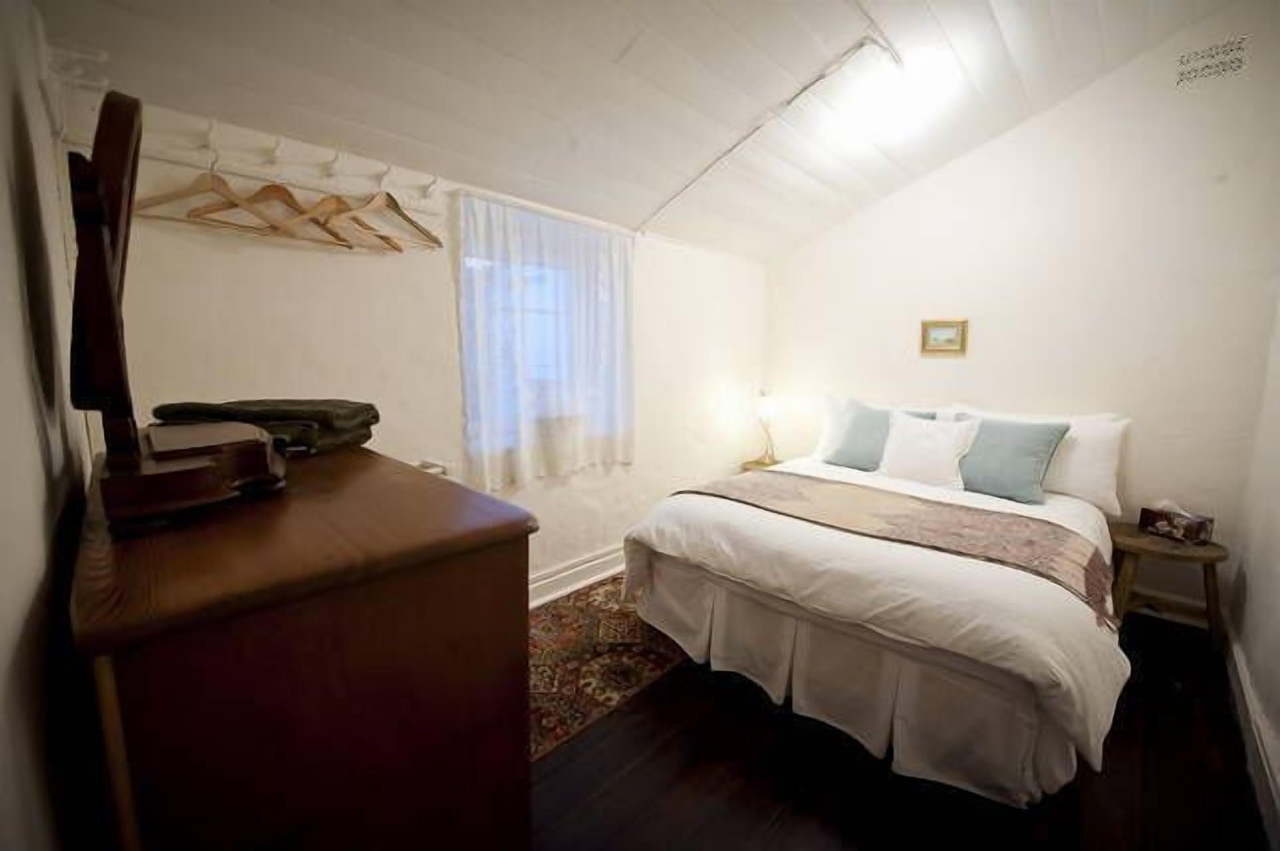 Boutique accommodation in historic beachfront cottage. Self-contained or B&B — image 22