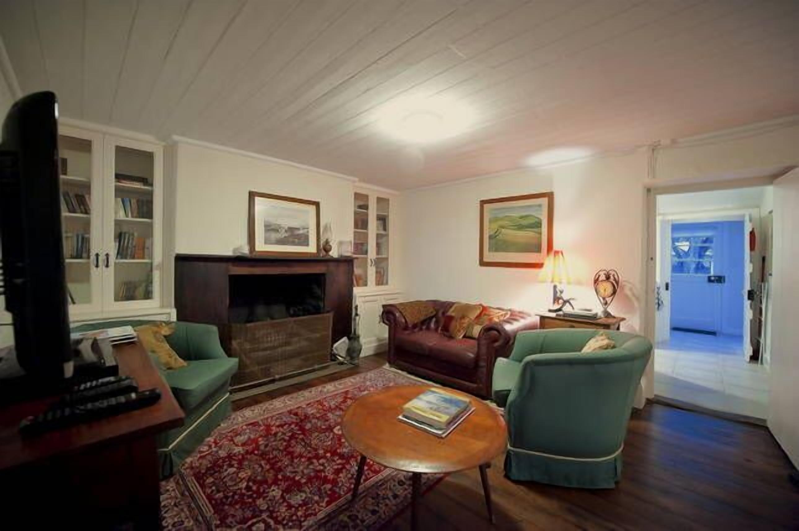 Boutique accommodation in historic beachfront cottage. Self-contained or B&B — image 14