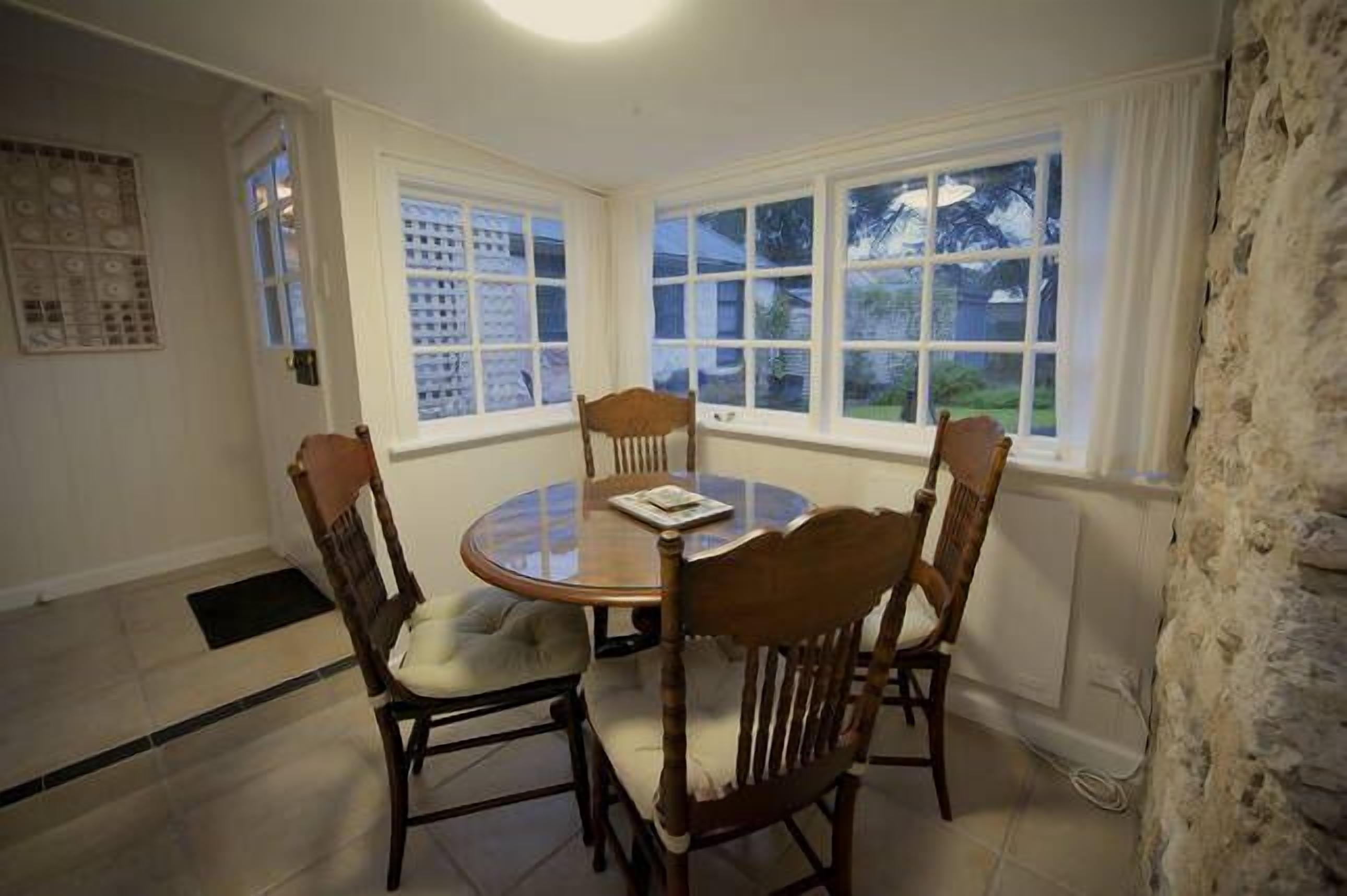 Boutique accommodation in historic beachfront cottage. Self-contained or B&B — image 23