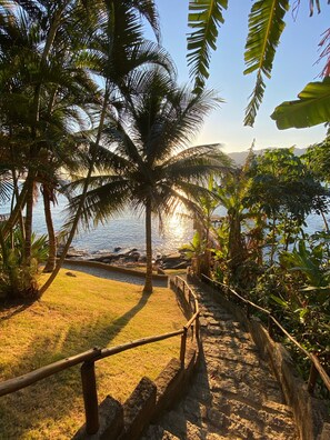 Property grounds - Cinematographic house facing the sea, accommodates 10 people FEITICEIRA BEACH  (Ilha Bela)