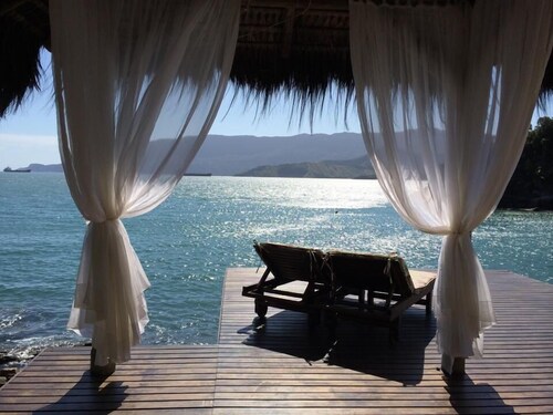 Cinematographic house facing the sea, accommodates 10 people FEITICEIRA BEACH 