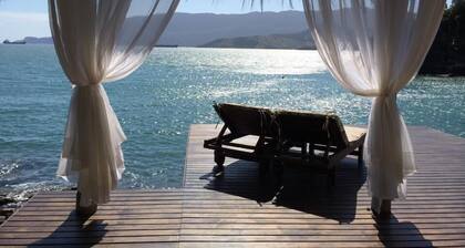 Cinematographic house facing the sea, accommodates 10 people FEITICEIRA BEACH