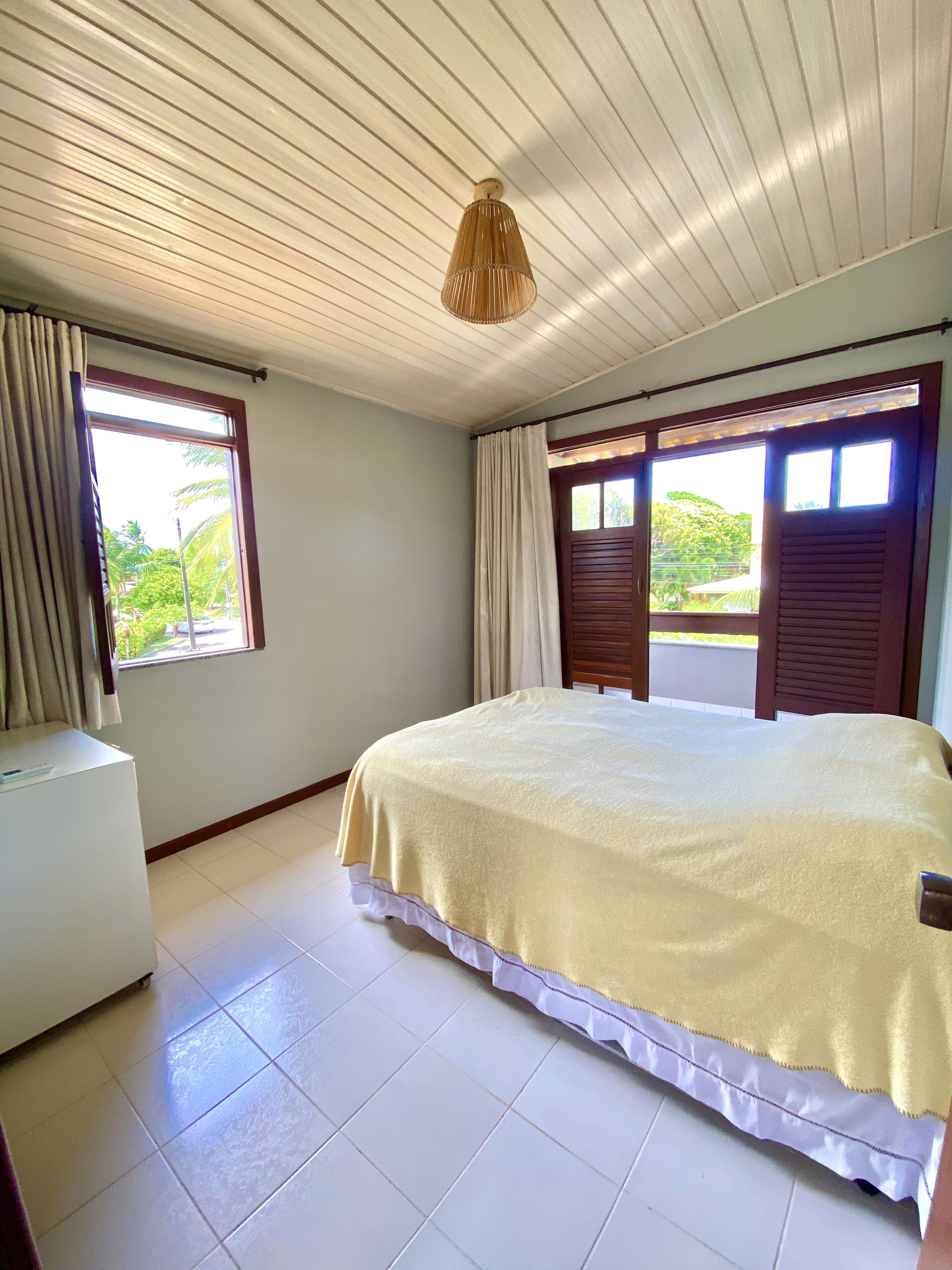 Cozy House in Guarajuba 4/4 with Swimming Pool, 200m from the Beach, in condominium.