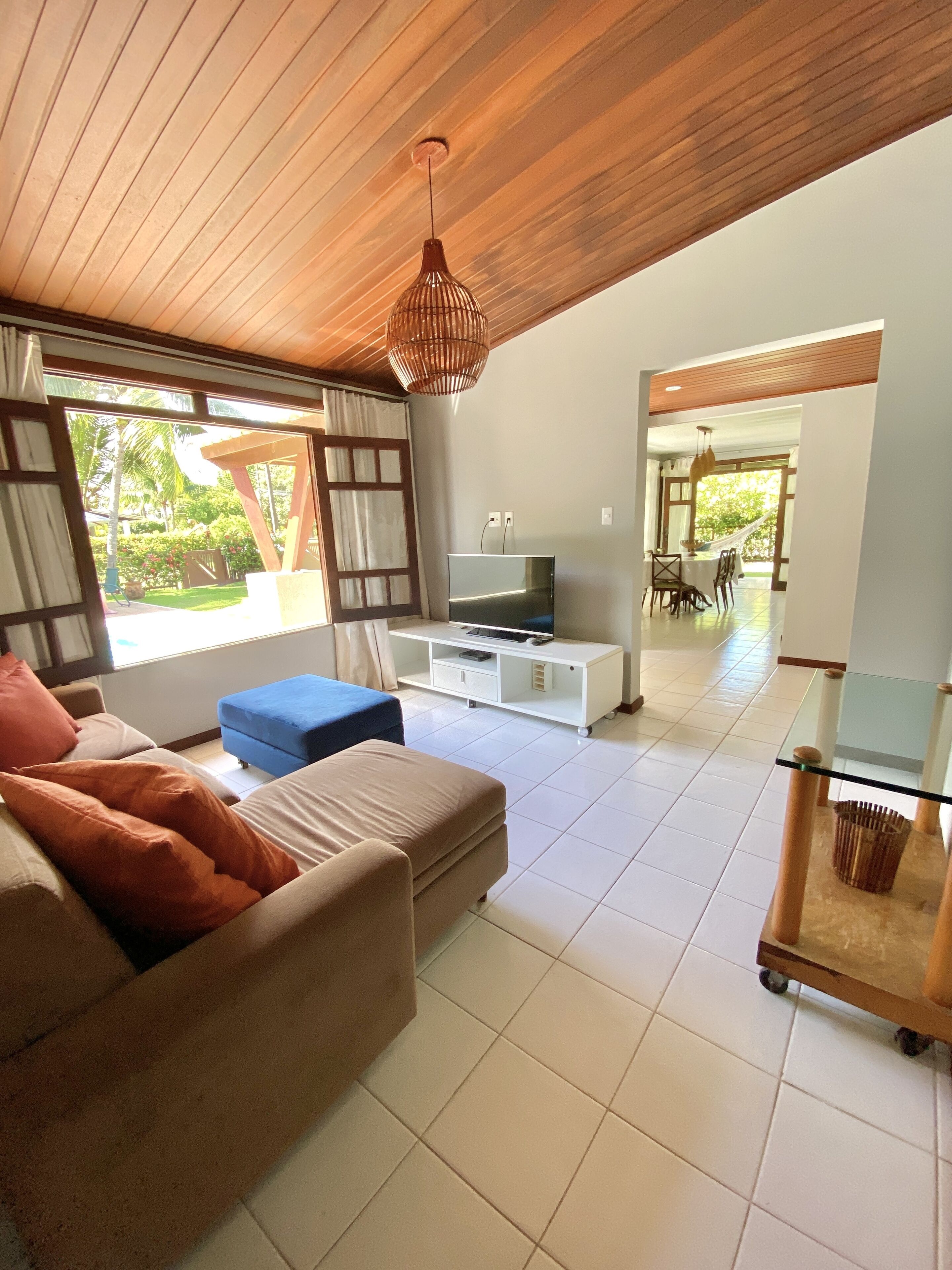 Cozy House in Guarajuba 4/4 with Swimming Pool, 200m from the Beach, in condominium.