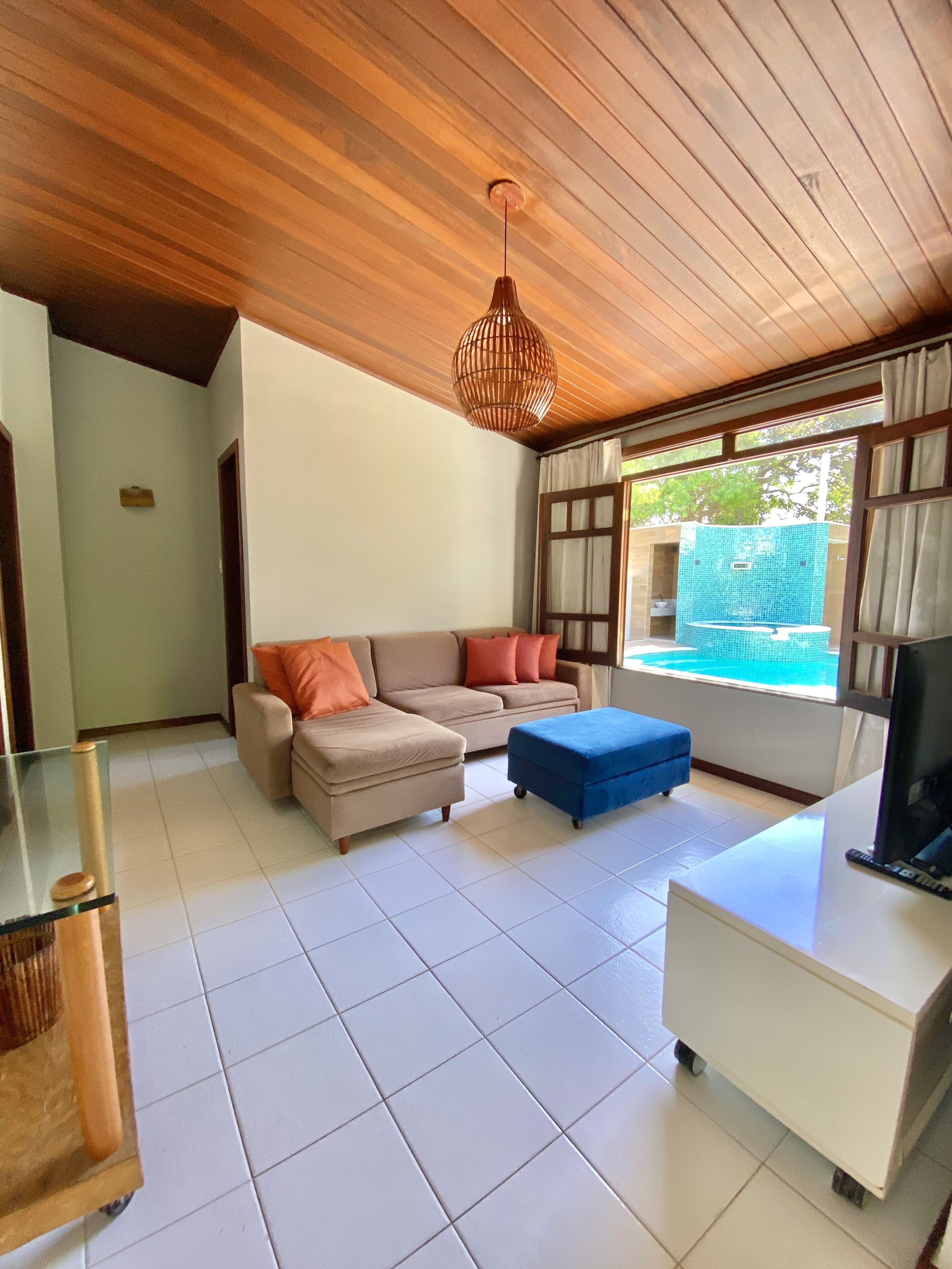 Cozy House in Guarajuba 4/4 with Swimming Pool, 200m from the Beach, in condominium.