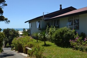 Exterior - Ahipara Golden Sands Beach House with Ocean Views (90 Mile Beach (Ahipara))
