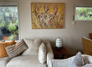 TV connectée, cheminée, livres