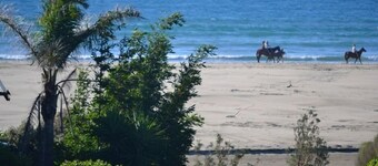 Ahipara Golden Sands Beach House with Ocean Views
