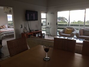 Smart TV, fireplace, books - Ahipara Golden Sands Beach House with Ocean Views (90 Mile Beach (Ahipara))
