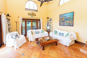 Smart TV, books, music library, video library - Tivigny Villa: Unwind and Disconnect from the Stress in this Costal Villa (Woburn)