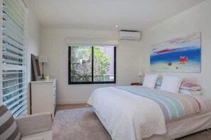 A bedroom with a bed, a window, a desk, and a chair. - Seaview Retreat (Blairgowrie)