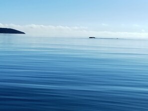 بالقرب من الشاطئ، كراسي للتشمس، مناشف للشاطئ