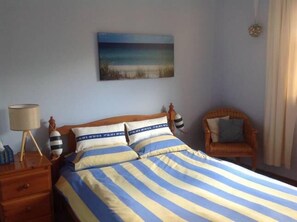 3 habitaciones, tabla de planchar con plancha y cuna de viaje 