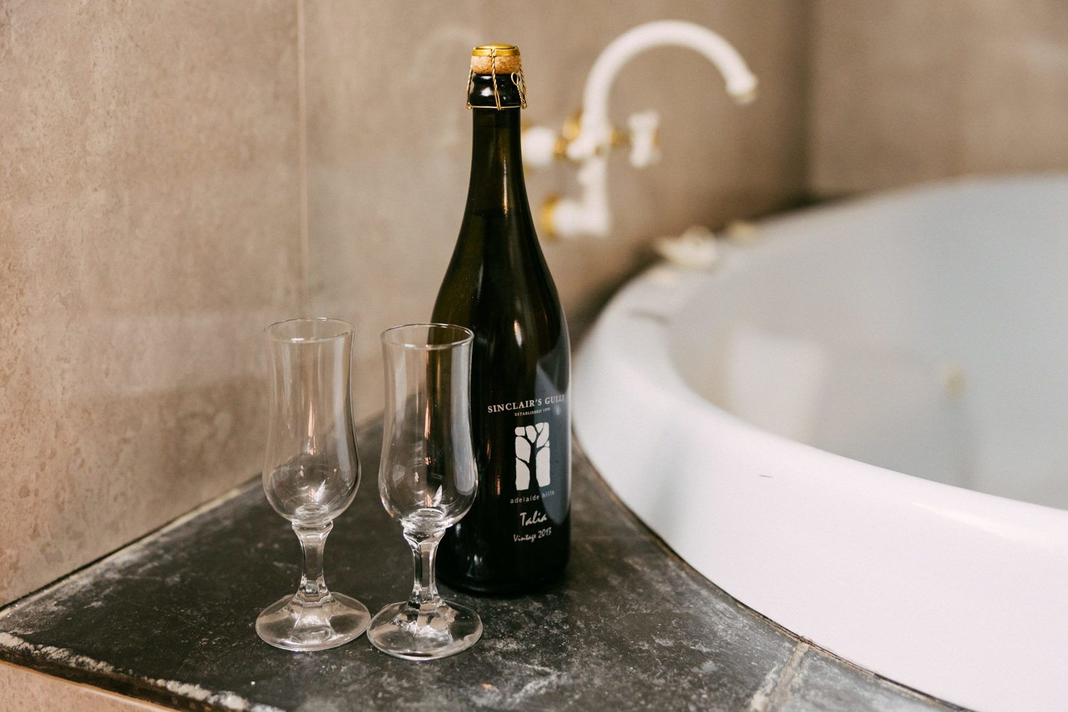 Relax with Family & Friends at Mintaro Hideaway 5 Bedroom 3 Bathroom Spa Cottage — image 3