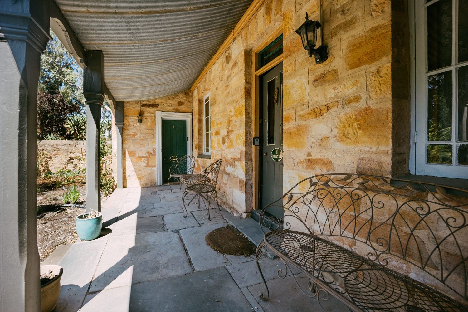 Relax with Family & Friends at Mintaro Hideaway 5 Bedroom 3 Bathroom Spa Cottage — image 19