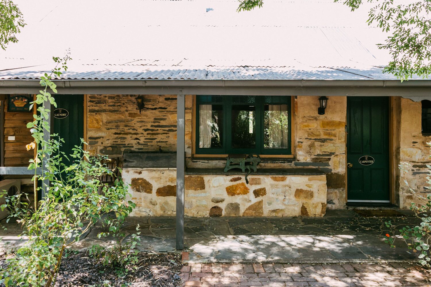 Relax with Family & Friends at Mintaro Hideaway 5 Bedroom 3 Bathroom Spa Cottage — image 27