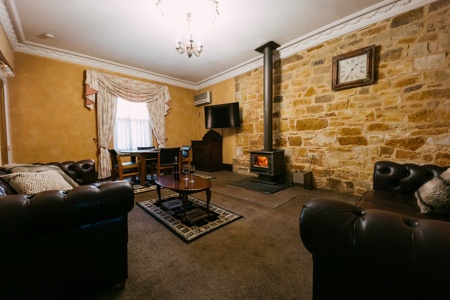 Relax with Family & Friends at Mintaro Hideaway 5 Bedroom 3 Bathroom Spa Cottage — image 9