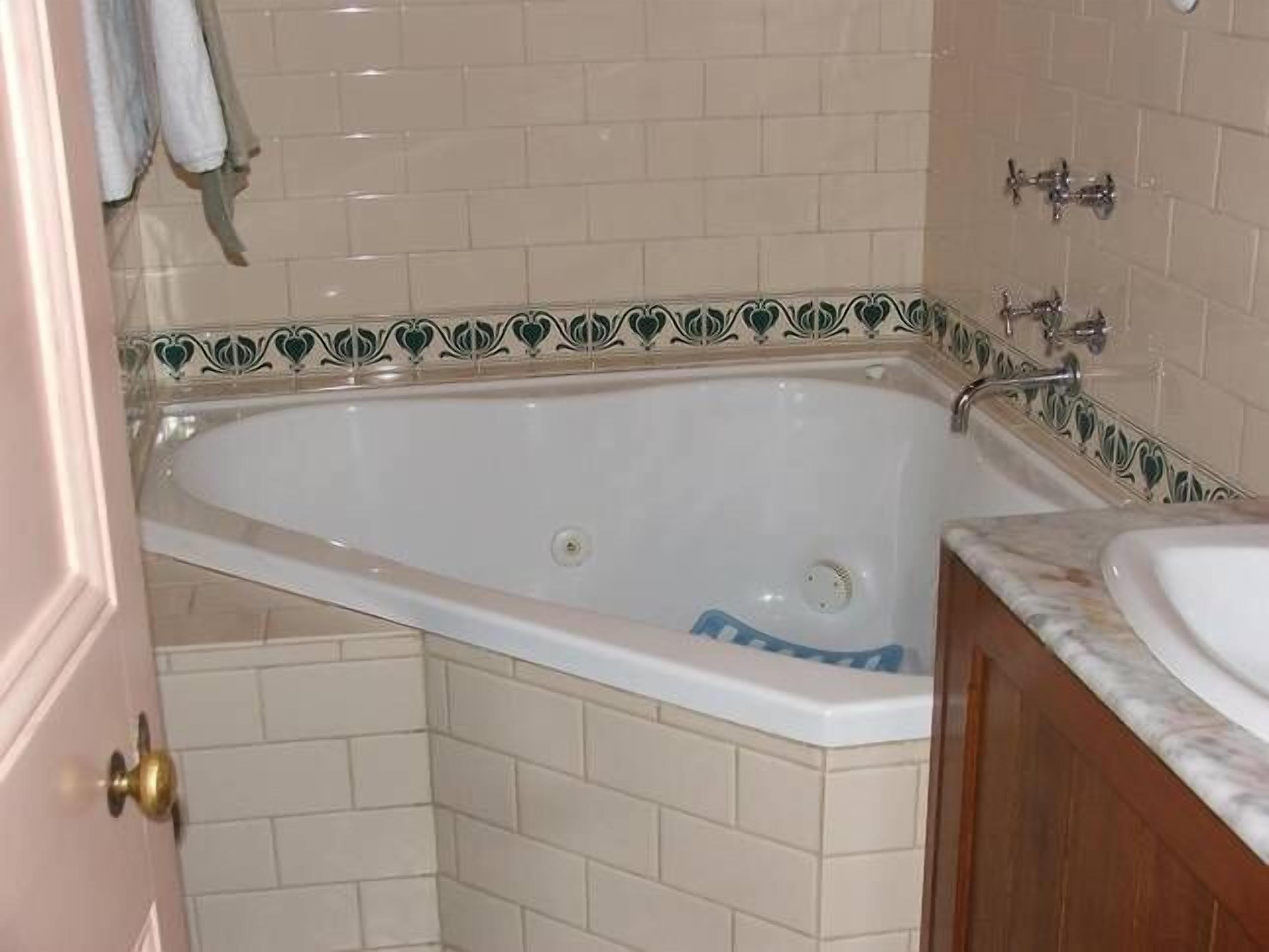 Relax with Family & Friends at Mintaro Hideaway 5 Bedroom 3 Bathroom Spa Cottage — image 5