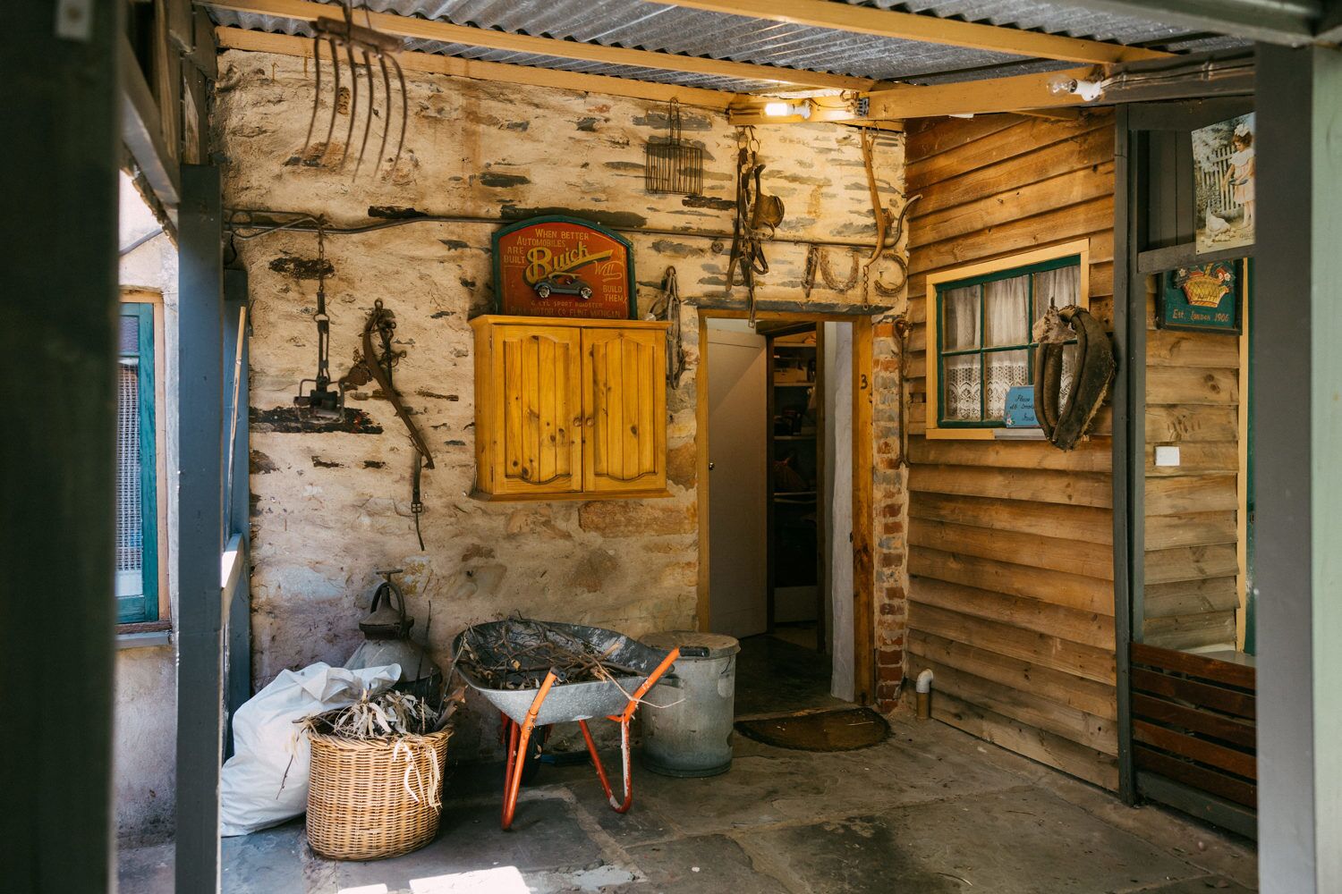 Relax with Family & Friends at Mintaro Hideaway 5 Bedroom 3 Bathroom Spa Cottage — image 4
