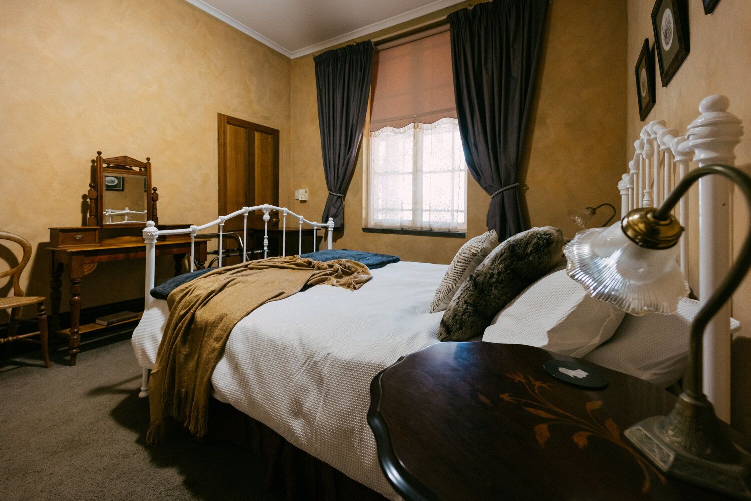 Relax with Family & Friends at Mintaro Hideaway 5 Bedroom 3 Bathroom Spa Cottage — image 21