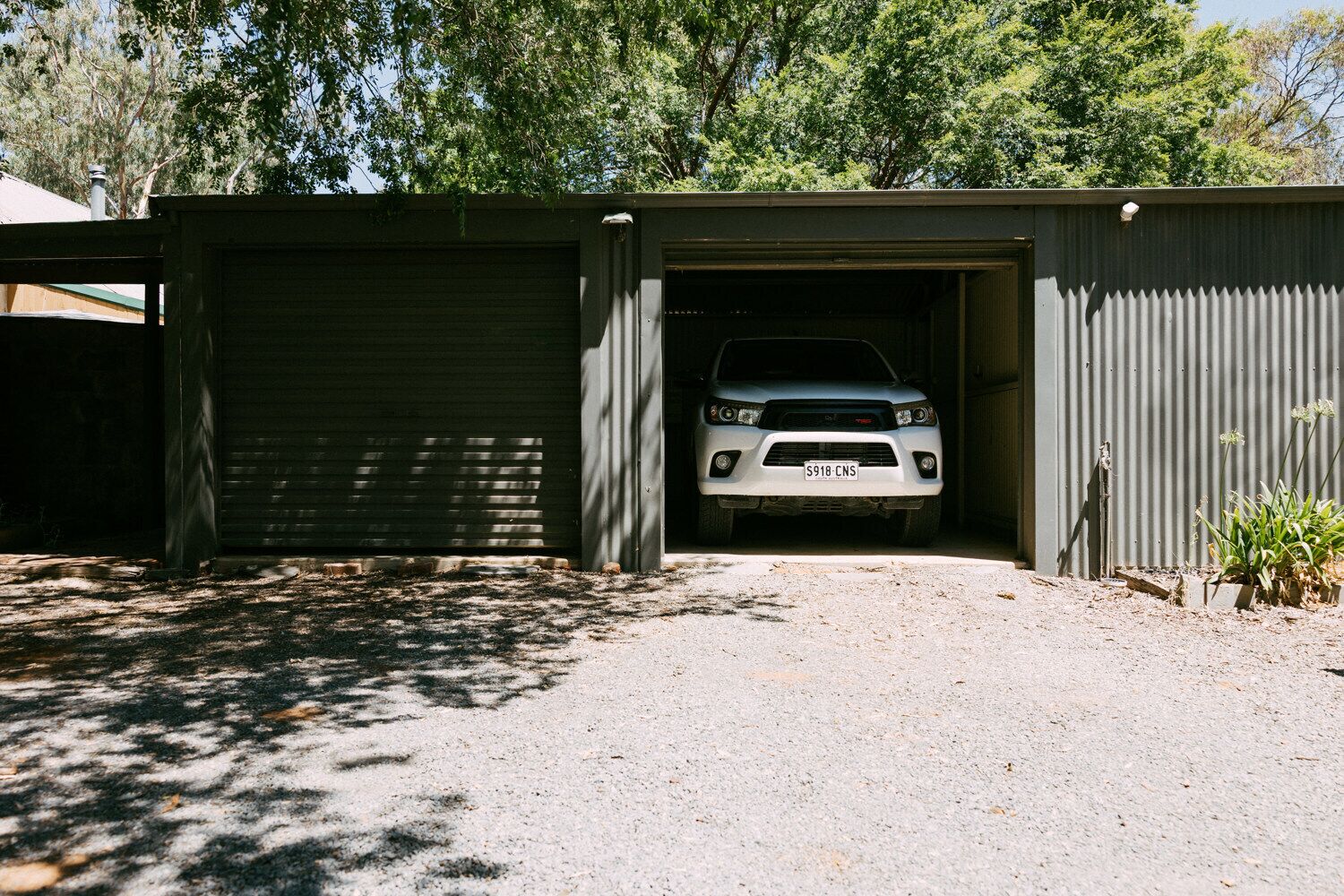 Relax with Family & Friends at Mintaro Hideaway 5 Bedroom 3 Bathroom Spa Cottage — image 6