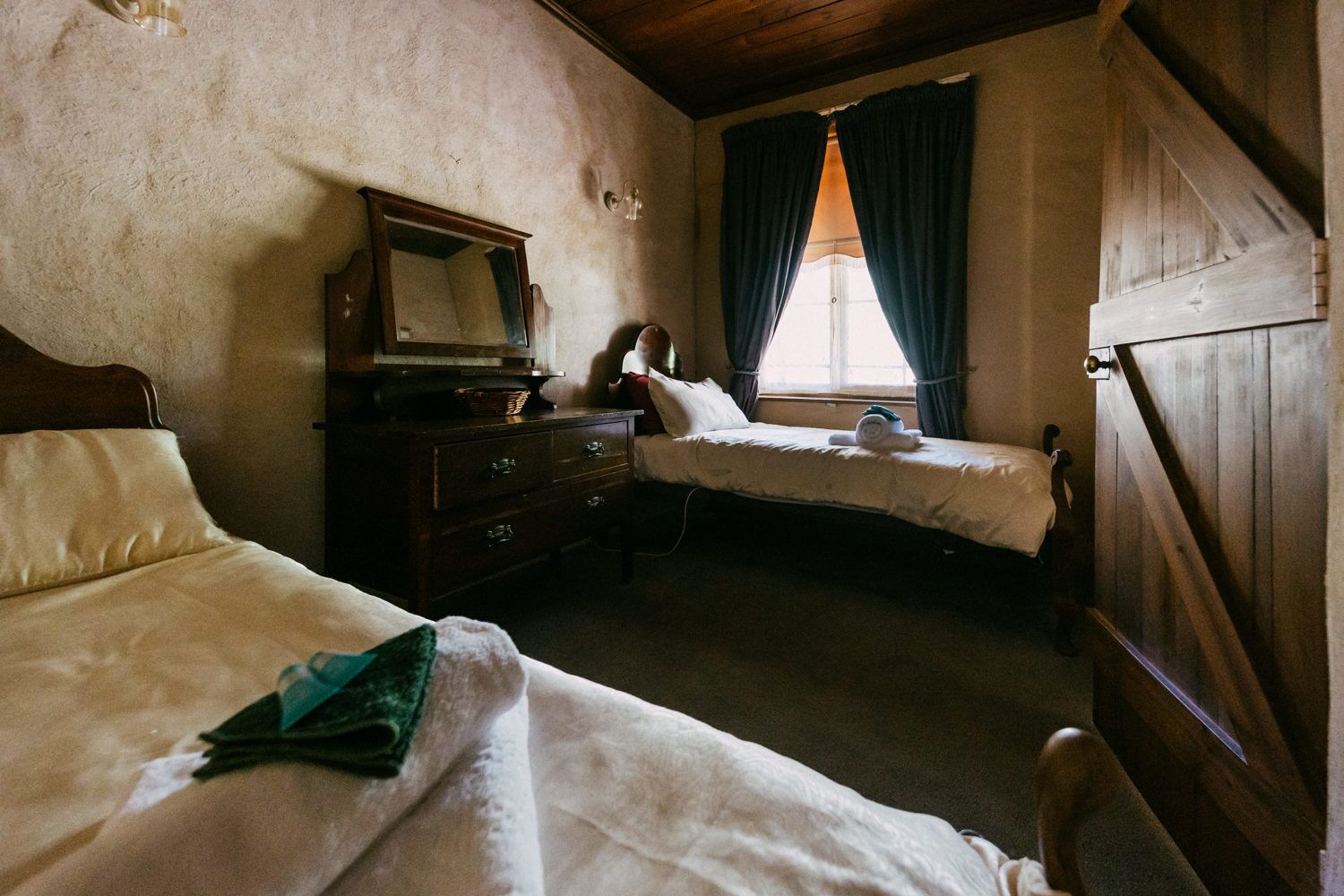 Relax with Family & Friends at Mintaro Hideaway 5 Bedroom 3 Bathroom Spa Cottage — image 16