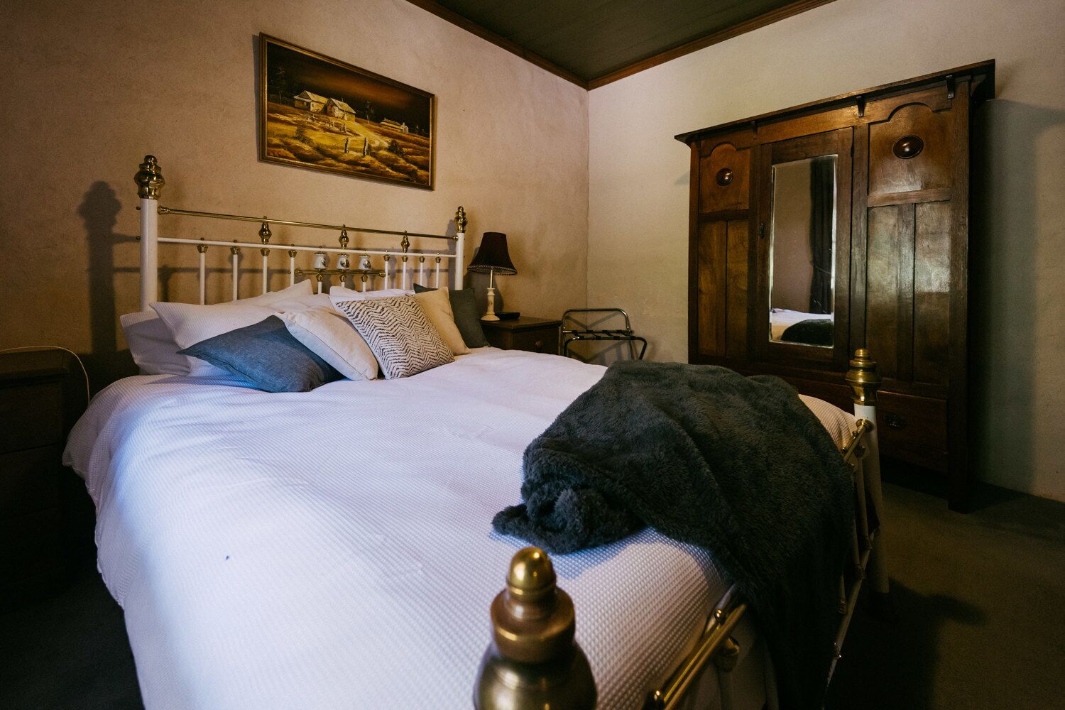 Relax with Family & Friends at Mintaro Hideaway 5 Bedroom 3 Bathroom Spa Cottage — image 14