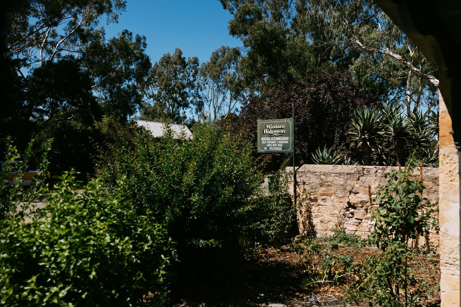 Relax with Family & Friends at Mintaro Hideaway 5 Bedroom 3 Bathroom Spa Cottage — image 24