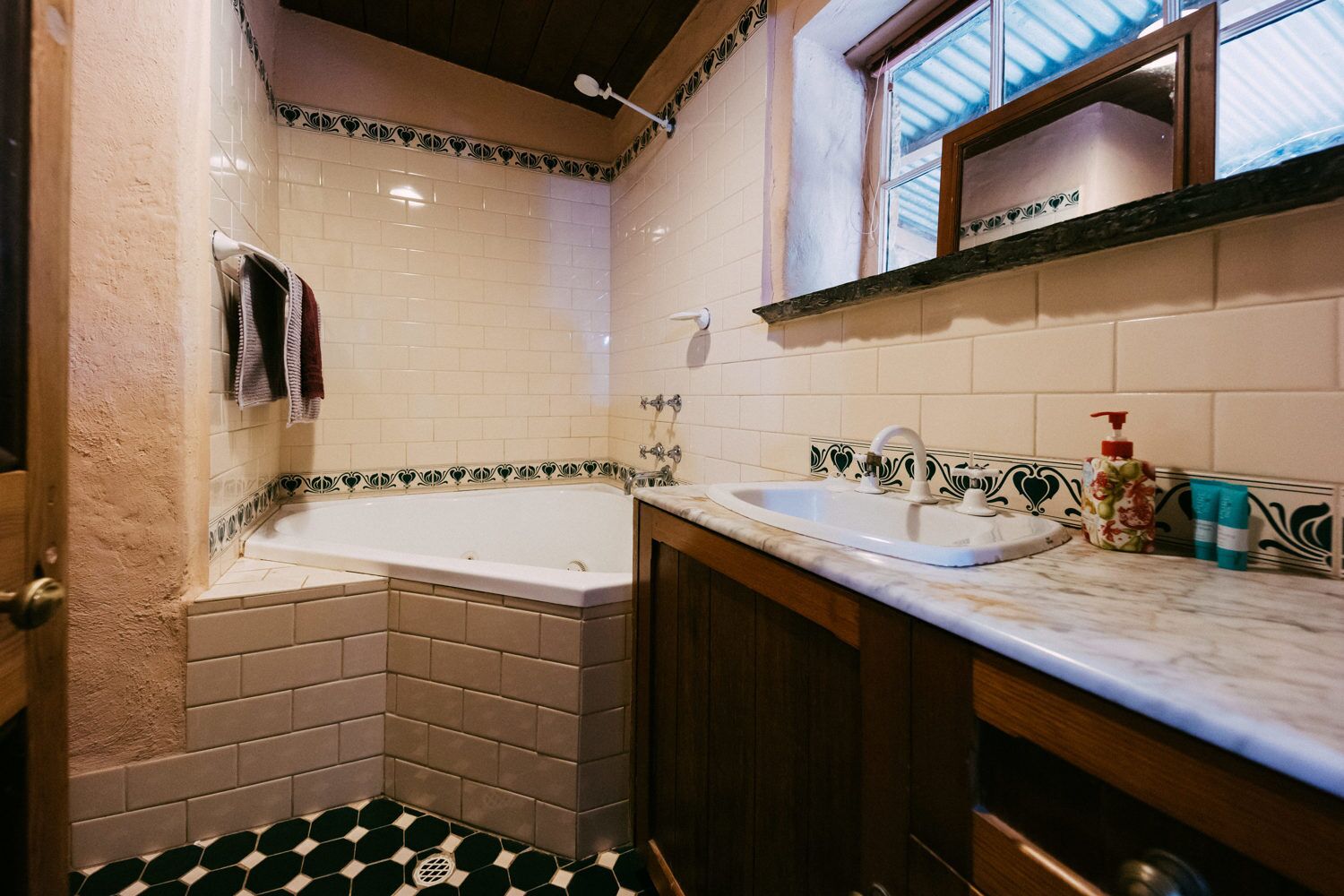 Relax with Family & Friends at Mintaro Hideaway 5 Bedroom 3 Bathroom Spa Cottage — image 15